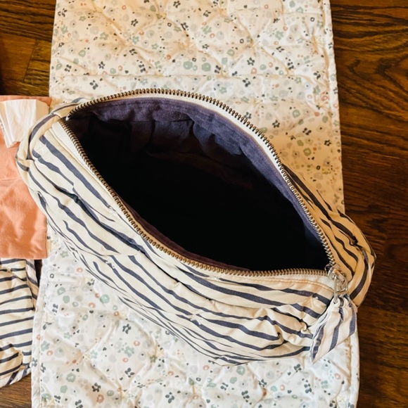 Pehr On The Go Pouch & 2 Portable Changing Pads - Picture 4 of 5